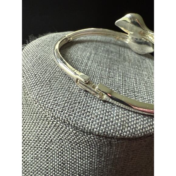 Vintage Avon Bangle Bracelet Silver Tone Faux Pearl Calla Lilly Fairycore Whimsy - Picture 2 of 5